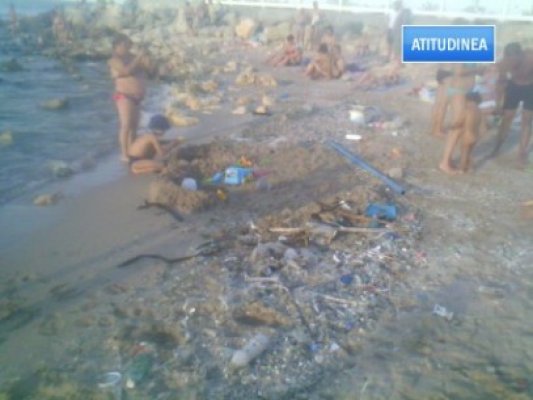 Atitudinea: Pe plaja Belona din Eforie, te bronzezi la umbra mormanelor de gunoaie